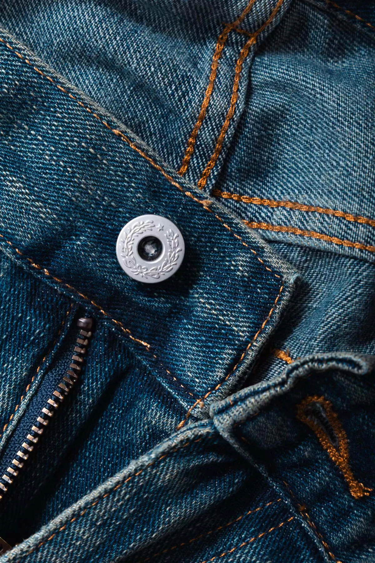 Gros plan textile représentant un vêtement seconde main contrôlé et prêt à vendre.